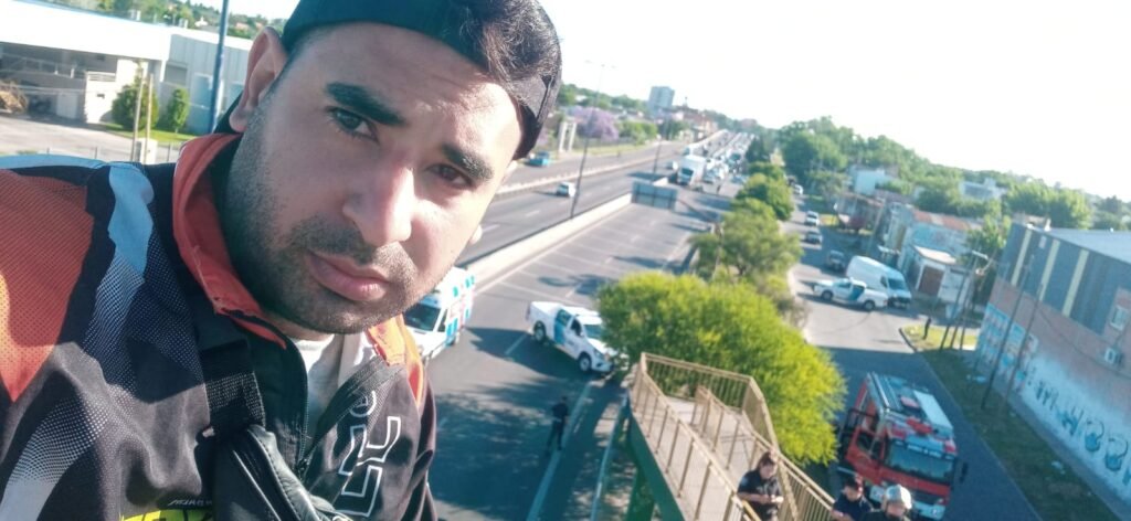 Un joven héroe logró persuadir a otro hombre que bajase del puente peatonal de donde planeaba lanzarse