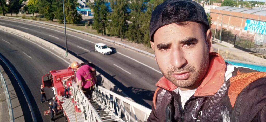 Un joven héroe logró persuadir a otro hombre que bajase del puente peatonal de donde planeaba lanzarse