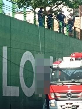 Trágico hallazgo en Temperley: Encuentran a un hombre mayor ahorcado en el puente bajo nivel