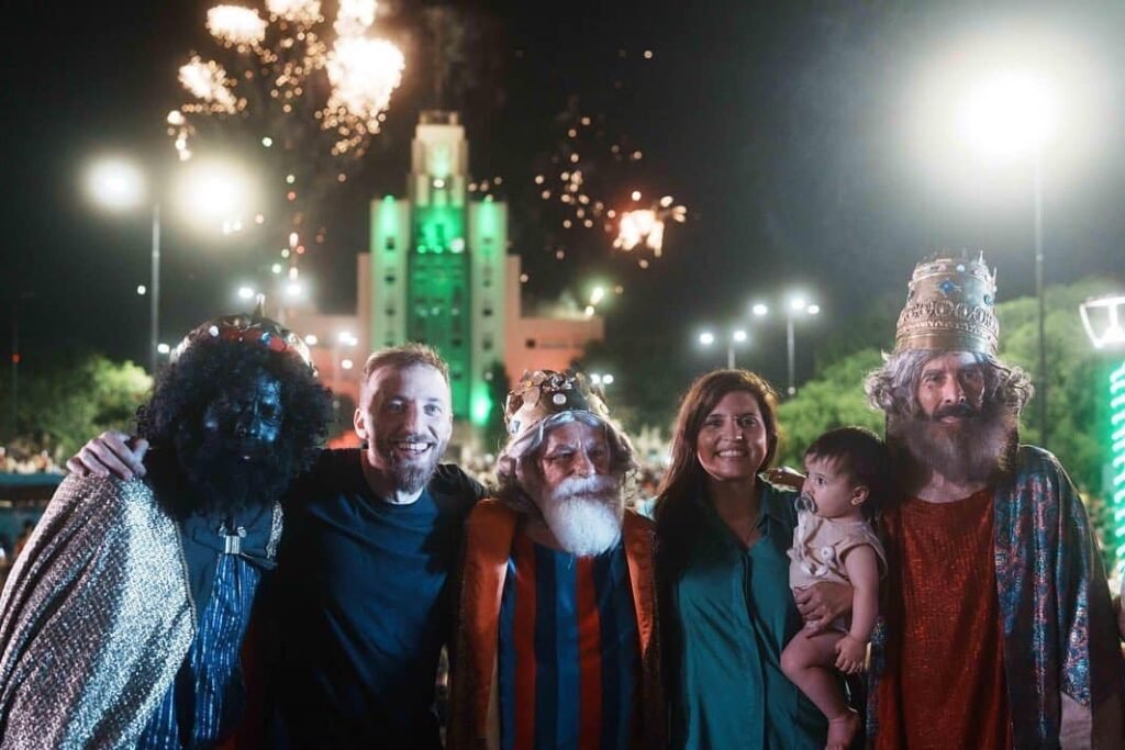 Los Reyes Magos pasaron con su tradicional desfile por las calles de Lomas Centro