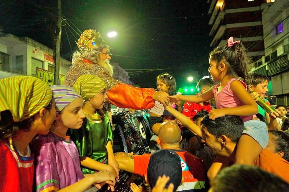 Una vez más los Reyes Magos pasaron con su tradicional desfile por las calles de Banfield y Lomas Centro