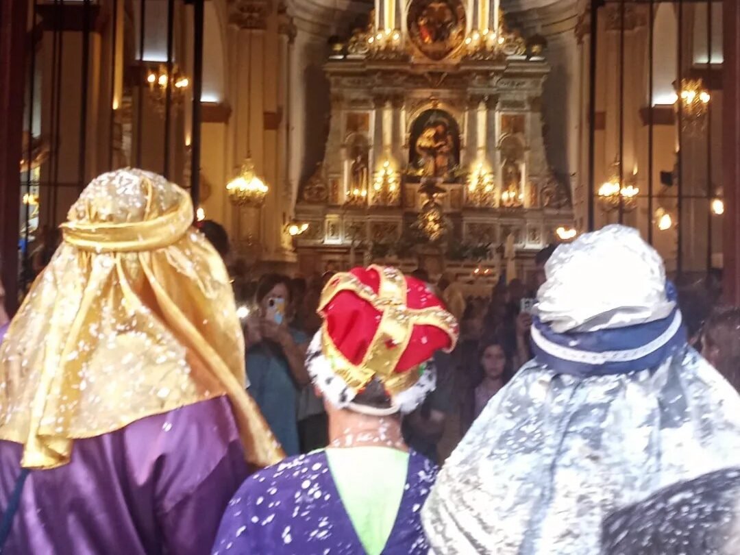 Una vez más los Reyes Magos pasaron con su tradicional desfile por las calles de Banfield y visitaron la Basílica