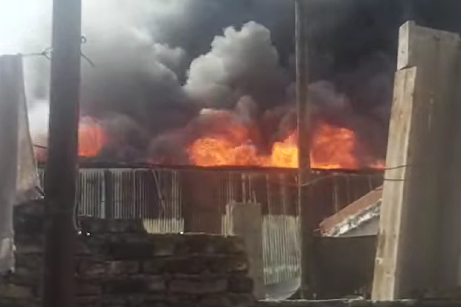 Incendio en una fábrica de colchones de Villa Albertina: Los bomberos trabajan para controlar la situación