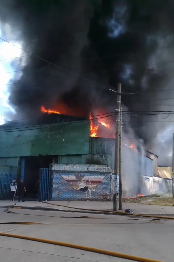 Incendio en una fábrica de colchones de Villa Albertina: Los bomberos trabajan para controlar la situación