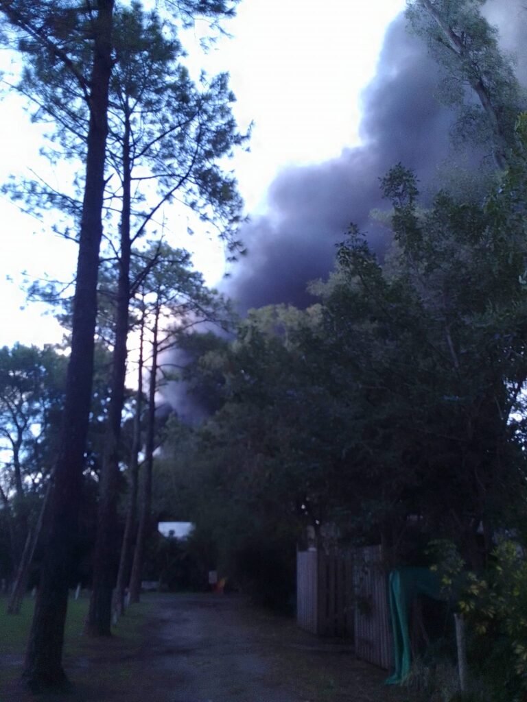 Incendio en una fábrica de colchones de Villa Albertina: Los bomberos trabajan para controlar la situación