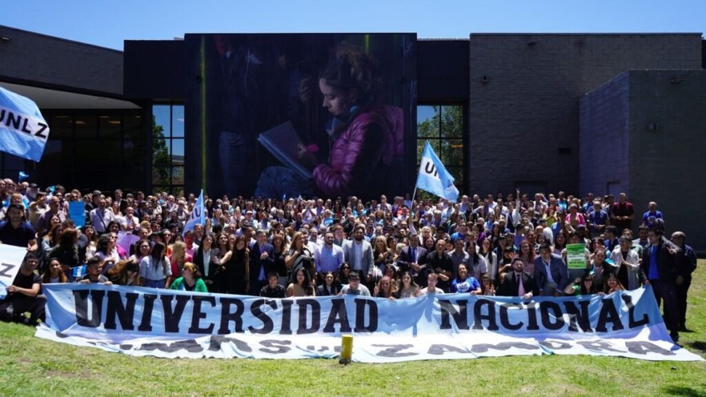 Crecen las protestas en defensa de la educación pública en Lomas de Zamora: Radio y clase abierta de la UNLZ en la Plaza Grigera 