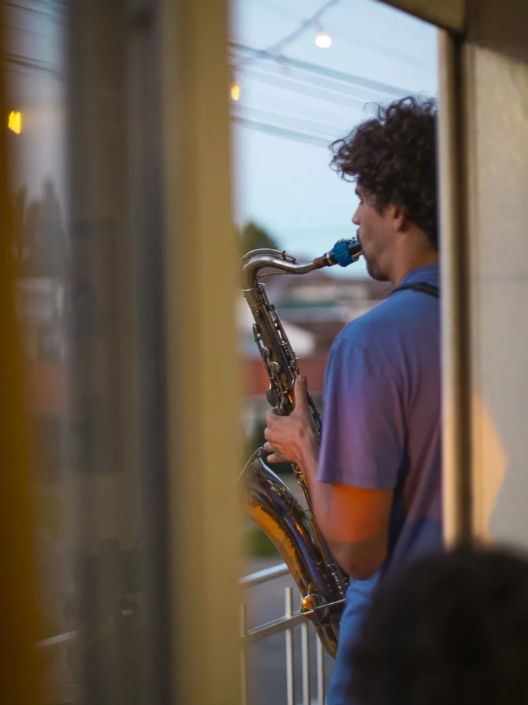 Música en el Balcón: brindan shows de Jazz para los vecinos