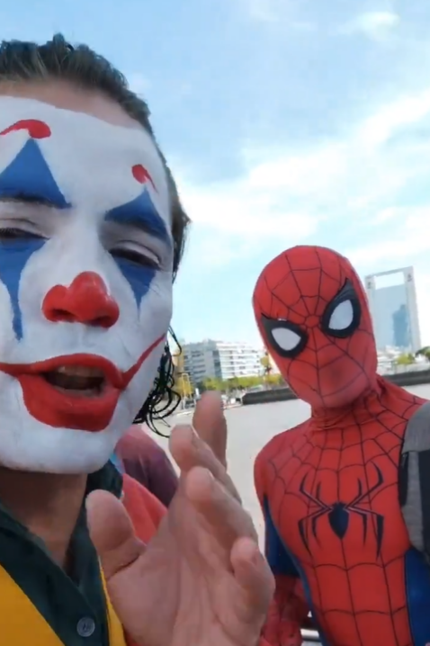 Enfrentamiento épico entre el Joker lomense y Spiderman en el Puente de la Mujer de la Ciudad de Buenos Aires