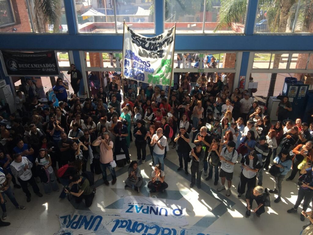 La comunidad universitaria de Lomas de Zamora participó de la marcha masiva en defensa de la educación pública