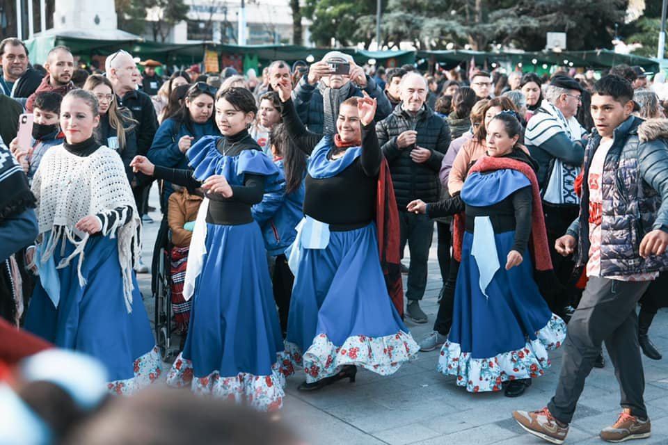 Lomas de Zamora celebró el 25 de Mayo con desfiles, música, locro y bailes en multitudinario evento en la popular Plaza Grigera