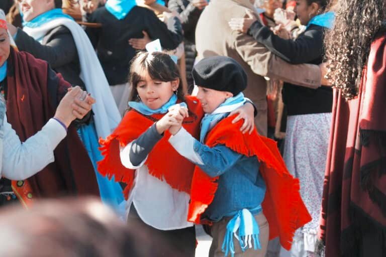 Lomas de Zamora celebró el 25 de Mayo con desfiles, música, locro y bailes en multitudinario evento en la popular Plaza Grigera