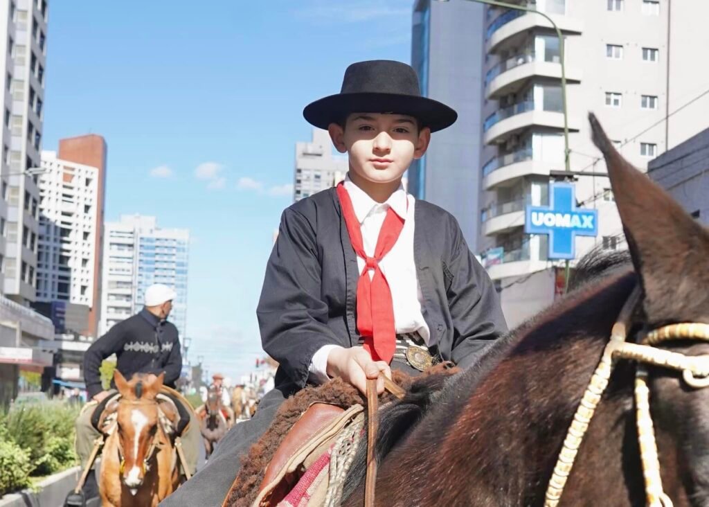 Lomas de Zamora celebró el 25 de Mayo con desfiles, música, locro y bailes en multitudinario evento en la popular Plaza Grigera