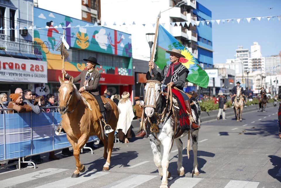 Lomas de Zamora celebró el 25 de Mayo con desfiles, música, locro y bailes en multitudinario evento en la popular Plaza Grigera