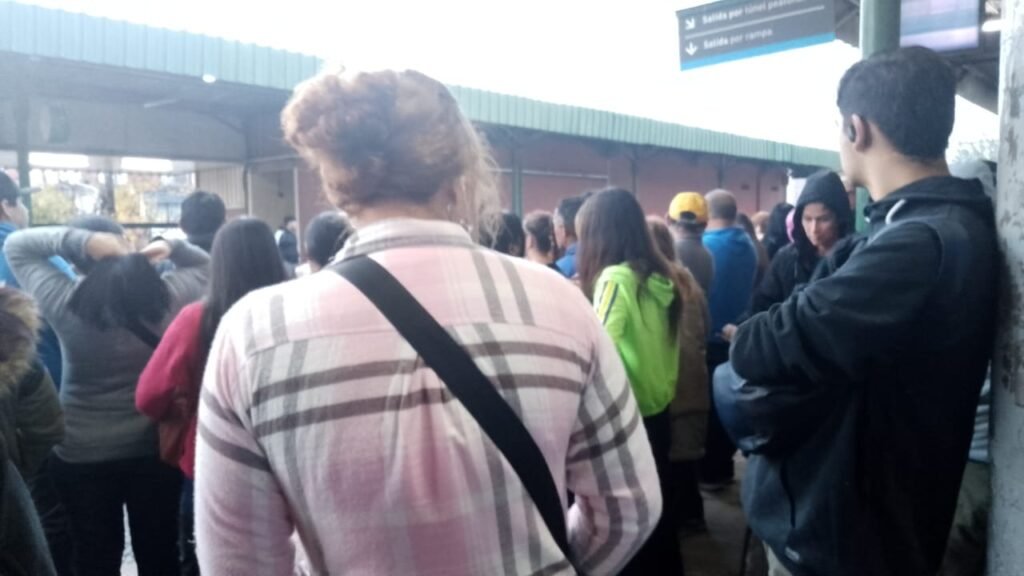 Demoras en el tren la Línea Roca debido a obras en Barracas y servicios de colectivos adicionales hasta Temperley