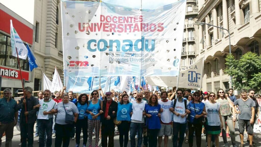 Paro de gremio universitario en reclamo de mejoras salariales para trabajadores docentes y no docentes