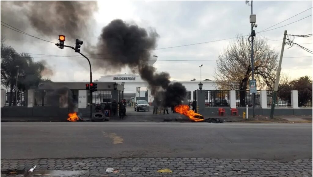 Protesta de trabajadores del neumático en Lomas de Zamora: rechazo al Procedimiento Preventivo de Crisis de Bridgestone