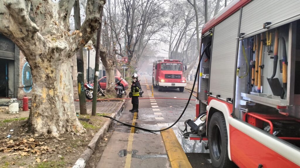 Incendio en un taller mecánico generó una alarmante columna de humo que se vio en diferentes puntos de Lomas de Zamora