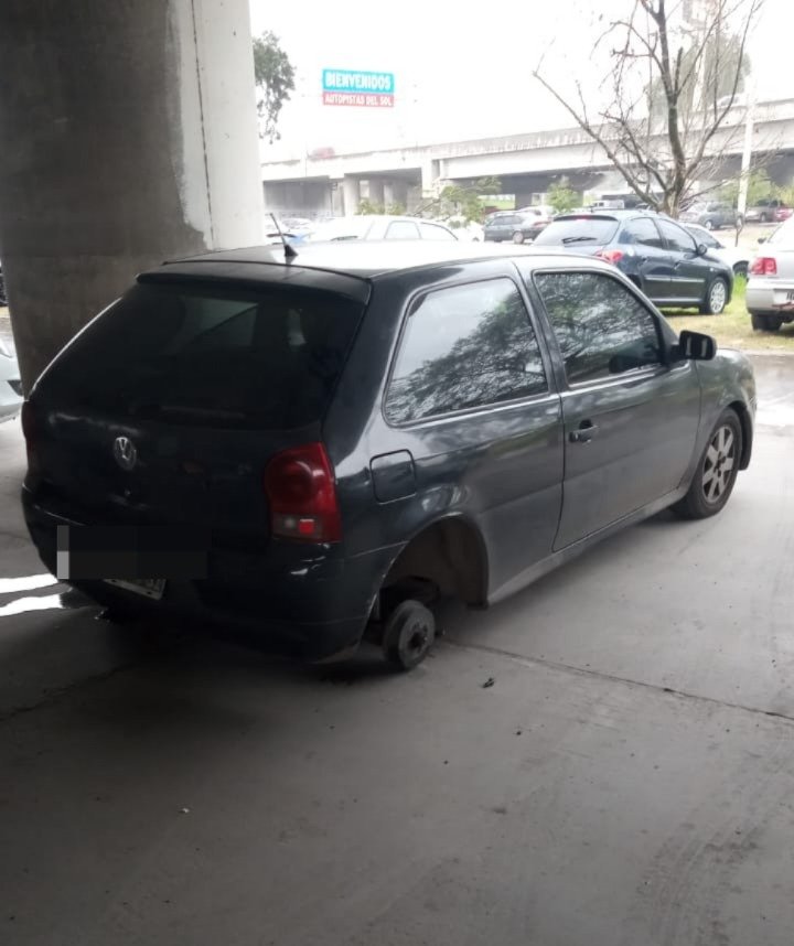 Choferes de colectivos reclaman por el robo de ruedas de sus vehículos en cercanías de comisaría