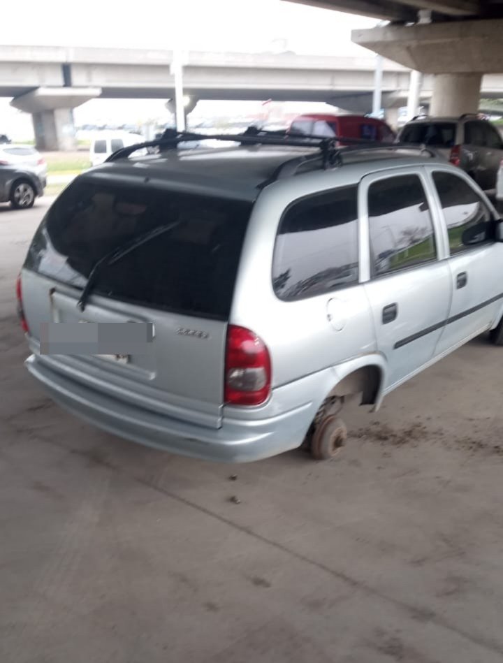 Choferes de colectivos reclaman por el robo de ruedas de sus vehículos en cercanías de comisaría