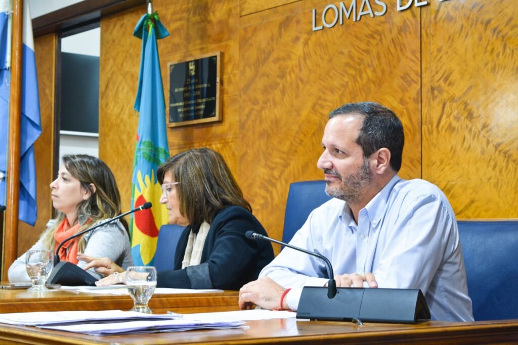 Rechazo a la medida de Caputo: Desde el UxP de Lomas de Zamora acusan al gobierno de querer "someter intendentes"