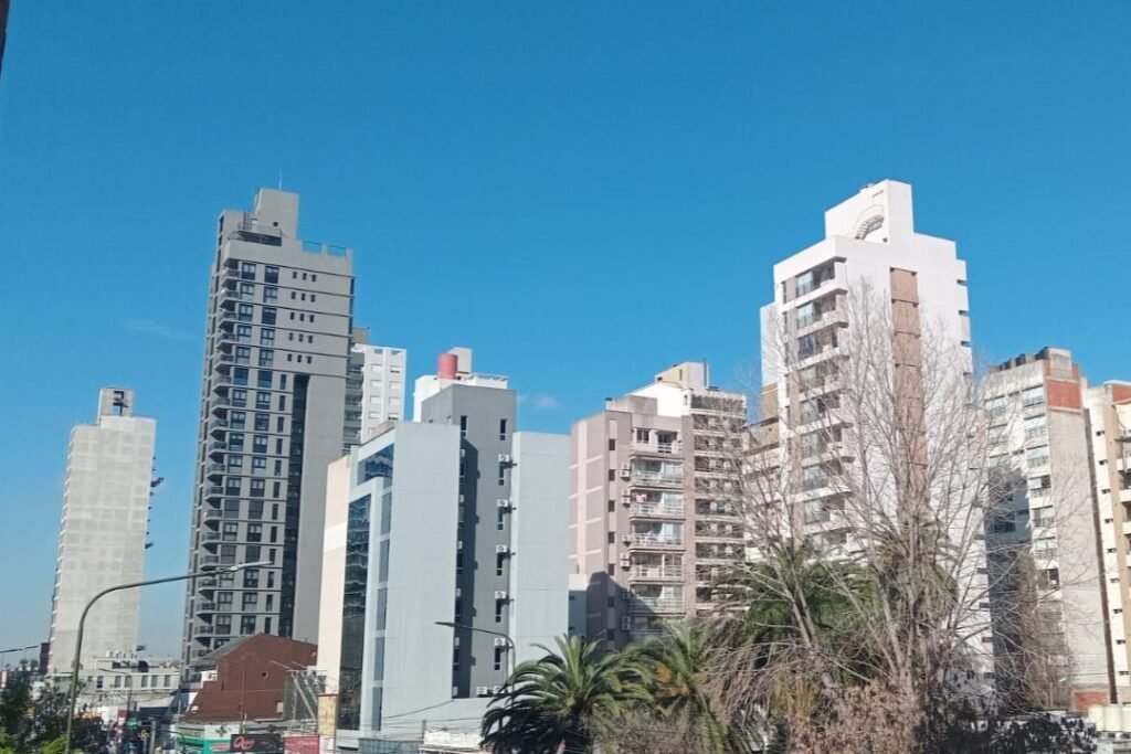 El mercado inmobiliario en el Gran Buenos Aires varía constantemente y te contamos cuanto cuesta comprar una casa en la región