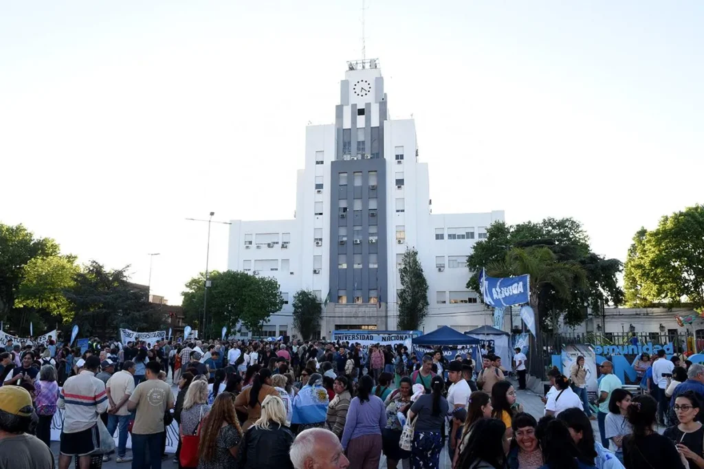 Cientos de personas participaron en la Clase Abierta de la UNLZ en defensa de la educación pública en Lomas de Zamora