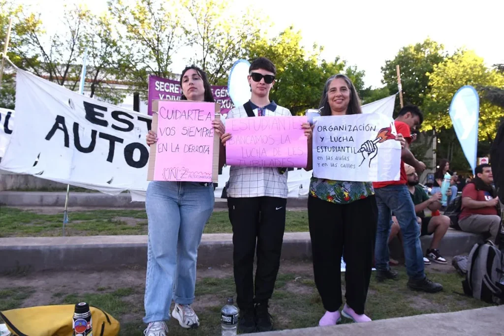 Cientos de personas participaron en la Clase Abierta de la UNLZ en defensa de la educación pública en Lomas de Zamora