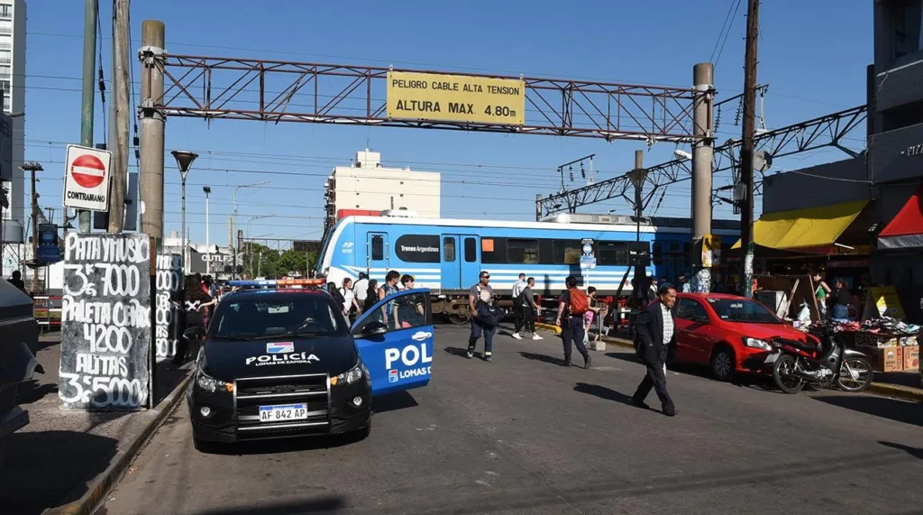 No vio al tren cuando cruzaba las vias, lo chocó y sobrevivió de milagro: iba apurado para tomar el tren que iba en la otra dirección 