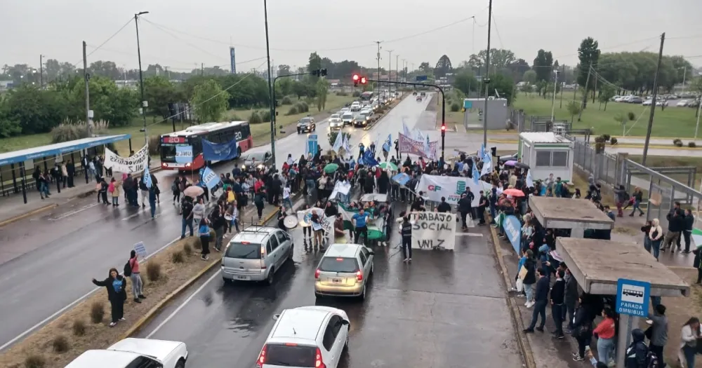 Crecen las protestas en defensa de la educación pública en Lomas de Zamora: Radio y clase abierta de la UNLZ en la Plaza Grigera 