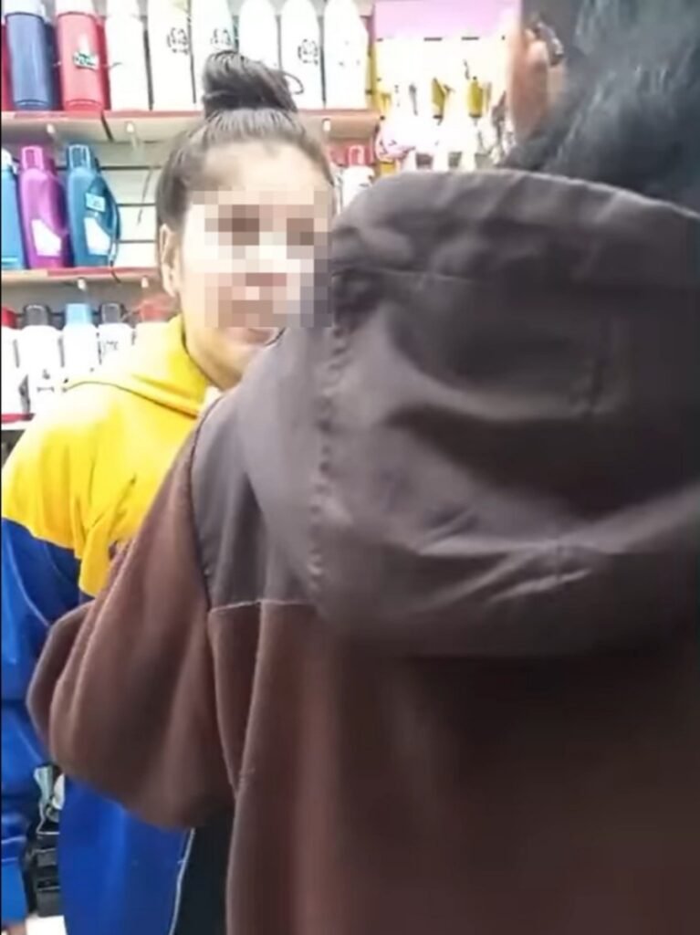 Empleada de bazar denuncia acoso y agresión por parte de una mujer que intentó robar en el local hace más de un año