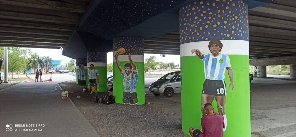 Homenaje a Maradona en Puente La Noria: murales bajo la autopista de su etapa en la selección argentina 