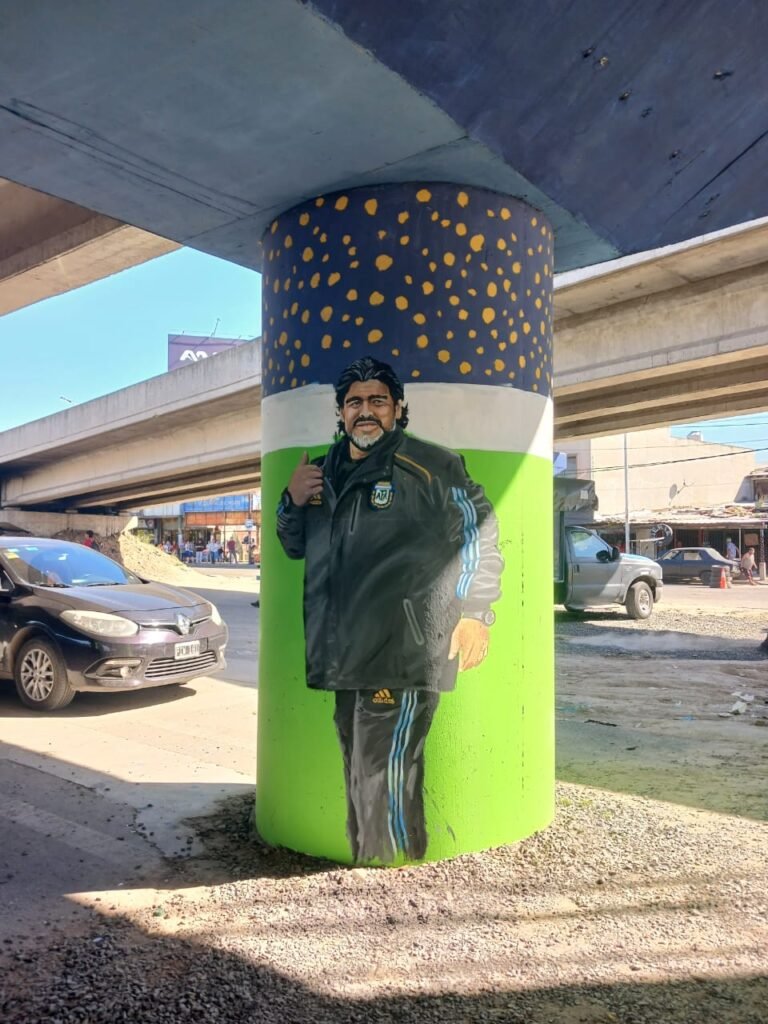 Homenaje a Maradona en Puente La Noria: murales bajo la autopista de su etapa en la selección argentina 