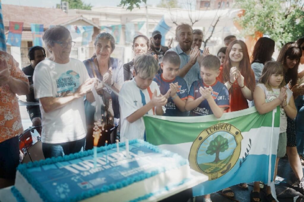 Turdera celebró sus 50 años con un acto central en la Plaza San Martín y eligió su nueva bandera diseñada por alumnos