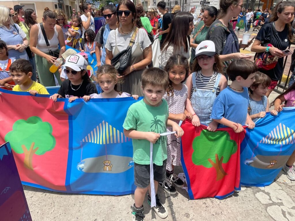 Turdera celebró sus 50 años con un acto central en la Plaza San Martín y eligió su nueva bandera diseñada por alumnos