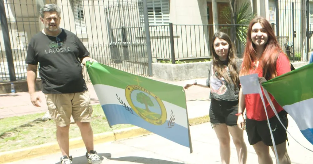 Turdera celebró sus 50 años con un acto central en la Plaza San Martín y eligió su nueva bandera diseñada por alumnos