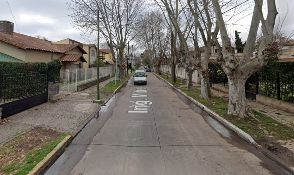 Un repartidor frustró un intento de robo de su motocicleta y persiguió al delincuente con la ayuda de los vecinos