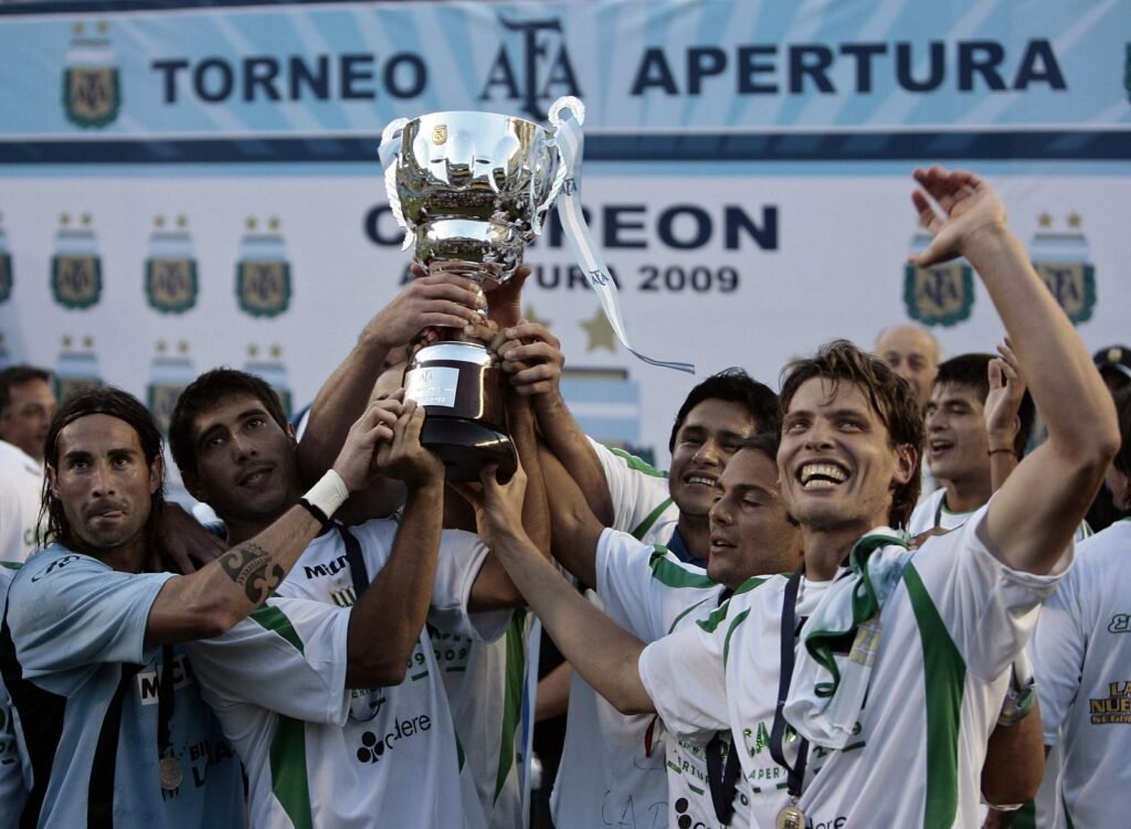 El Club Atlético Banfield celebra sus 129 años de historia y una pasión deportiva por el popular "Taladro" 