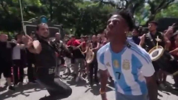 Speed en Buenos Aires: furor incontrolable por el streamer estadounidense que terminó detenido por no usar casco