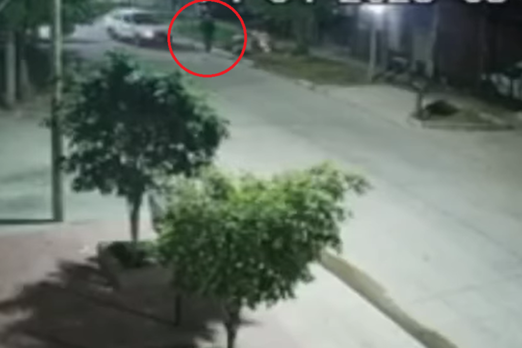 Violento robo quedó registrado por las cámaras de seguridad: atropellaron a un joven para robarle la billetera y zapatillas