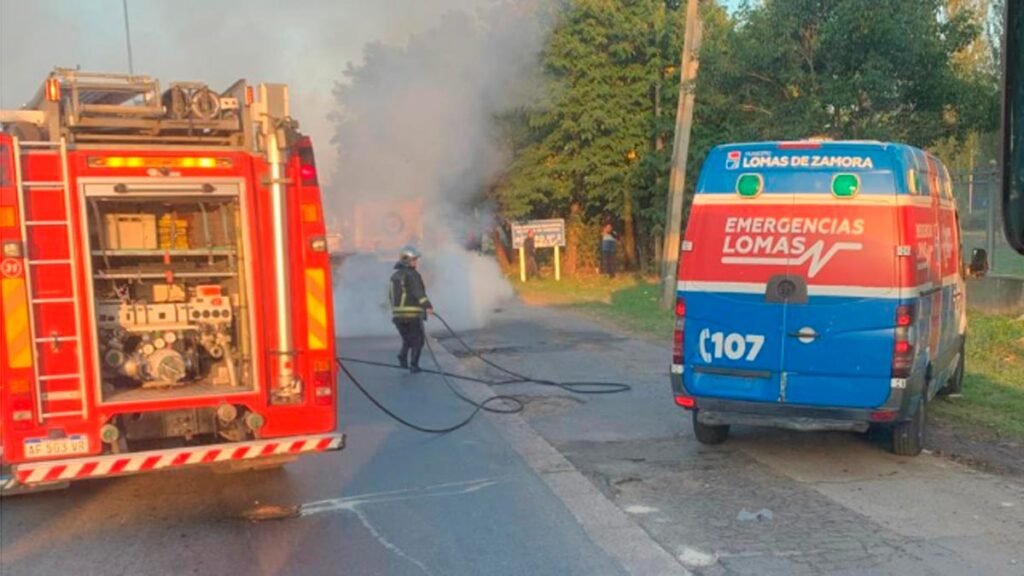 Incendio de un auto provocó demoras en el Cruce de Lomas: debieron intervenir los Bomberos Voluntarios para controlar el fuego