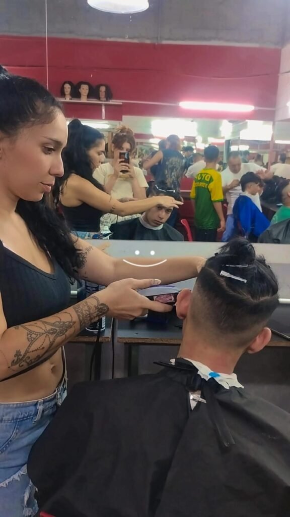 Una joven enfrenta una causa penal tras un allanamiento en su emprendimiento capilar: volver a empezar sin trabajo y sin dinero
