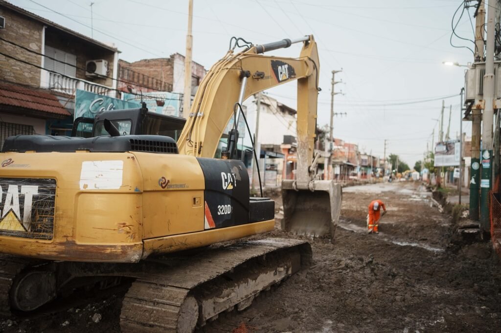 Otermín y Katopodis recorrieron los avances de la reconstrucción integral de las 18 cuadras de calle Recondo