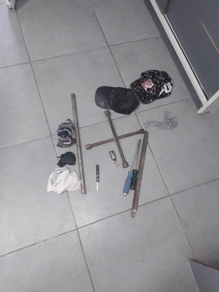 Tres hombres fueron detenidos en actitud sospechosa: tenían un auto adulterado y varios elementos sospechosos