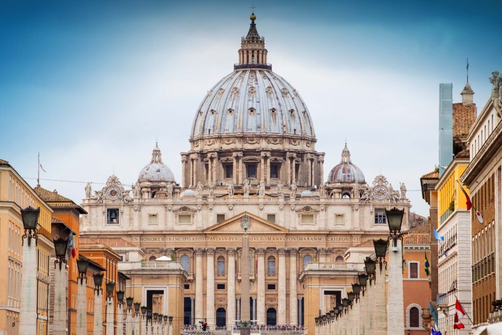 Humo blanco: los cardenales eligieron al nuevo Papa que anunciaron ante fieles congregados en la plaza vaticana