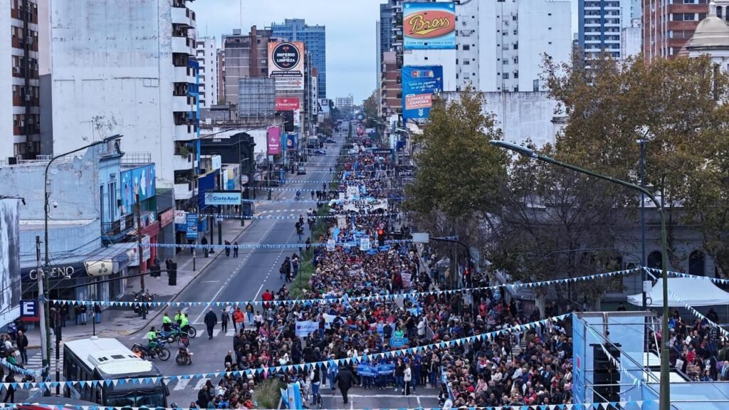 Miles de personas participaron de los festejos por el Día de la Patria del 25 de Mayo en la Plaza Grigera