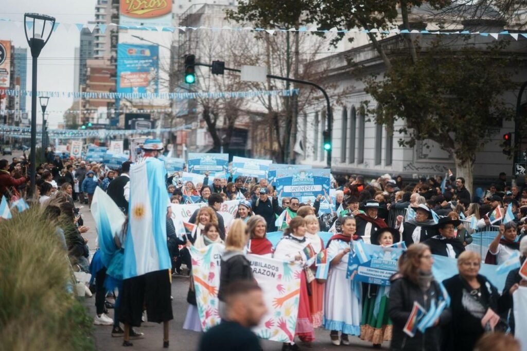 Miles de personas participaron de los festejos por el Día de la Patria del 25 de Mayo en la Plaza Grigera