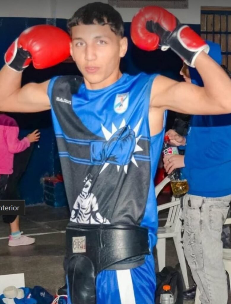 Un joven boxeador de Villa Centenario fue seleccionado para competir en Uruguay y busca apoyo para viajar