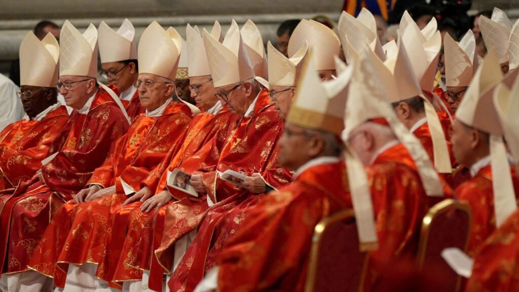 Humo blanco: los cardenales eligieron al nuevo Papa que anunciaron ante fieles congregados en la plaza vaticana