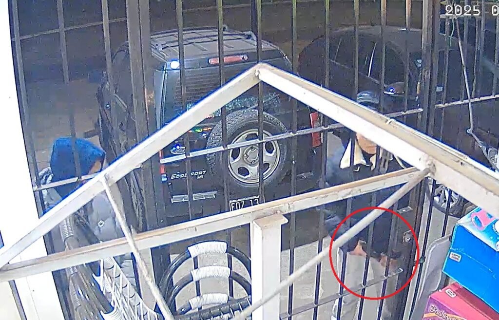 Intento de robo frustrado: simularon comprar, lo amenazó con un arma, no pudieron llevarse nada y fueron detenidos