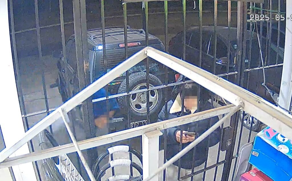 Intento de robo frustrado: simularon comprar, lo amenazó con un arma, no pudieron llevarse nada y fueron detenidos